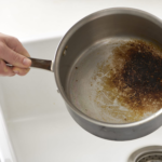 Jak vyčistit připálený hrnec, aby se nepoškodil?