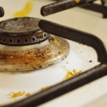 Jak odstranit zaschlý olej a zažranou mastnotu