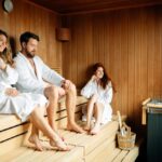 Saunování nabízí mnoho benefitů. Se saunovými palubkami zvládnete stavbu domácí sauny i vy