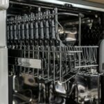 Jak odstranit zápach z myčky nádobí: Efektivní tipy a triky